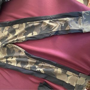 Athleta size small Camo leggings-NWOT